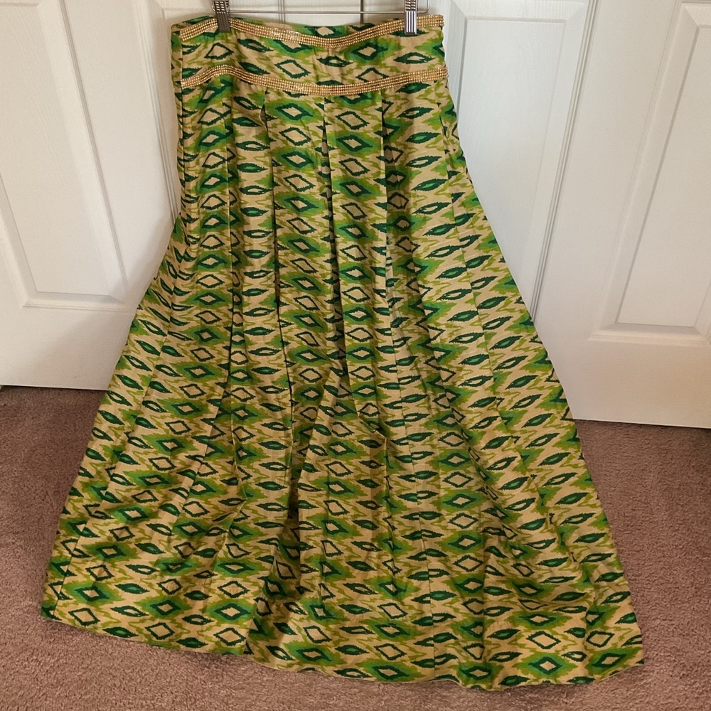 Green Patterned Women's Lengha blouse set - Picture 2 of 7